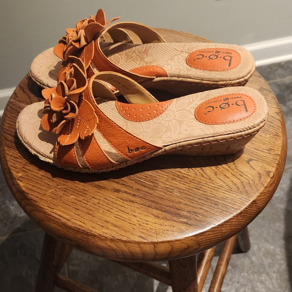 b.o.c. Women's Tan Floral Sandals - Picture 3 of 9